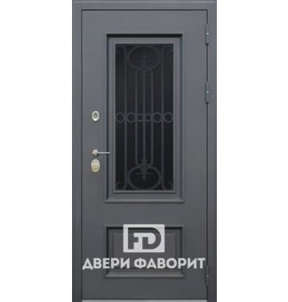 стальная дверь с терморазрывом, оборудована стеклом с ковкой 
