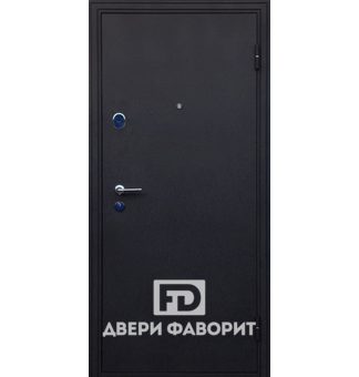 Дверь с бронеконвертом в коттедж, окрашена чёрным цинкогрунтом