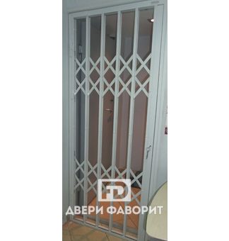 стальная раздвижная решетчатая дверь серого цвета