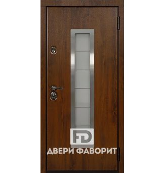 стальная дверь со стеклом в коттедж, отделка массив дерева
